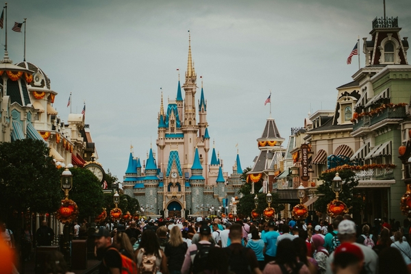 Will Major Theme Parks Be Too Crowded During School Breaks?