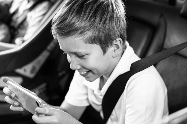 How Do I Keep Kids Entertained Without Screens While Travelling?