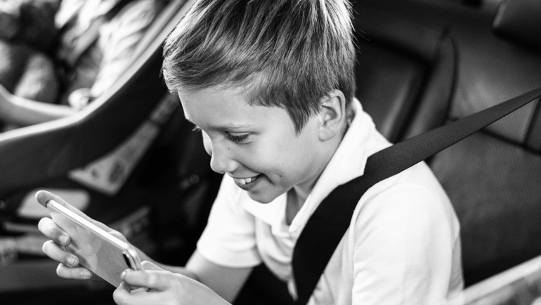 How Do I Keep Kids Entertained Without Screens While Travelling?