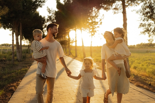 Should Families Use Travel Agents or Book Directly?