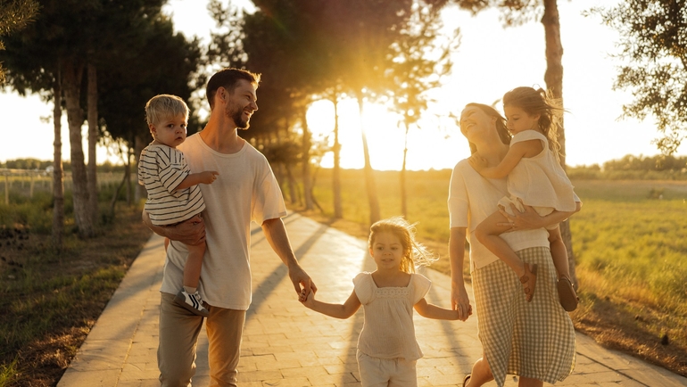 Should Families Use Travel Agents or Book Directly?