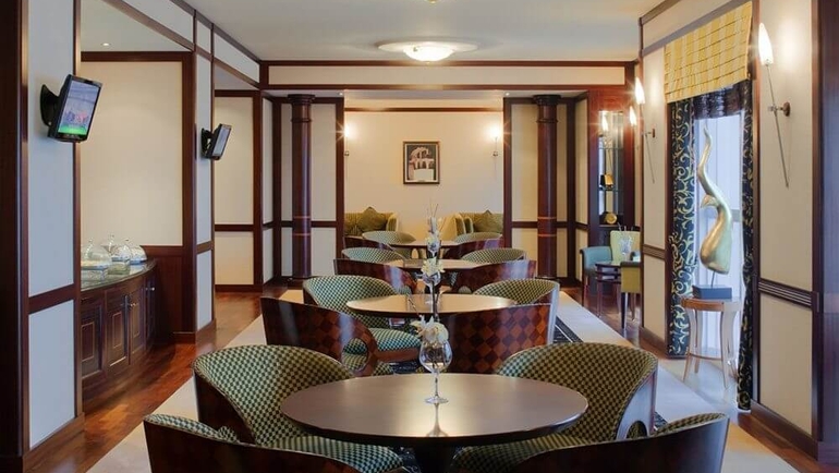 Dusit Thani Dubai Hotel Club Lounge