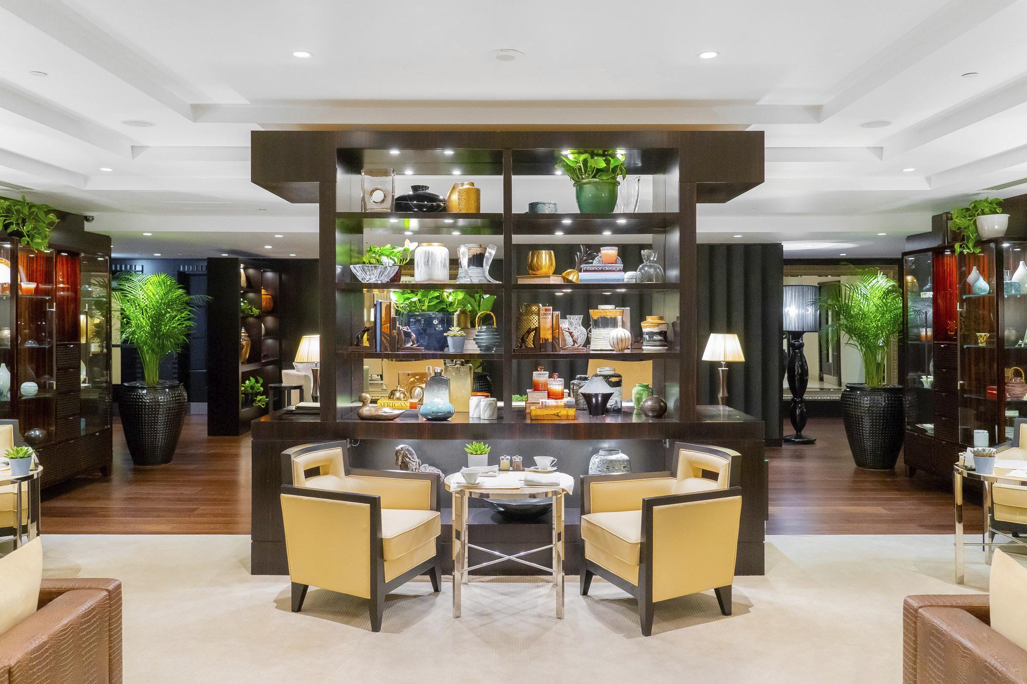 Grosvenor House Hotel Dubai Club Lounge Table Seating