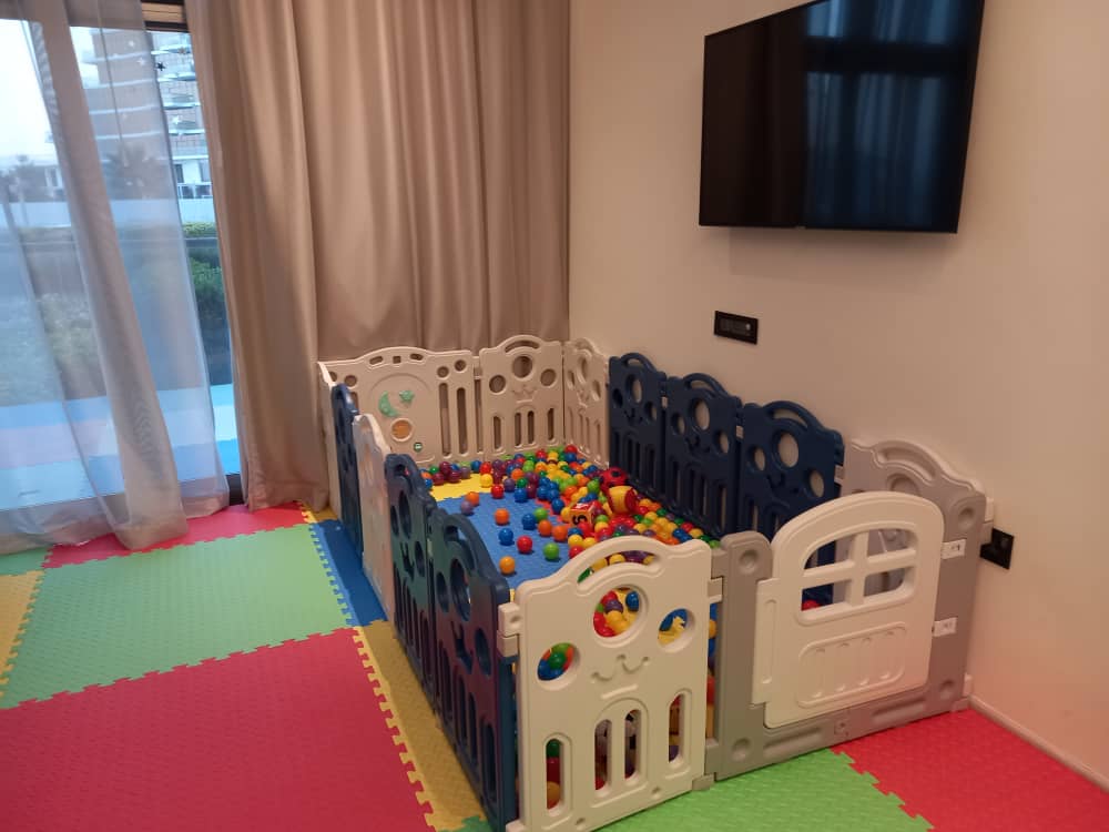 Th8 Palm Kids Club Playpen