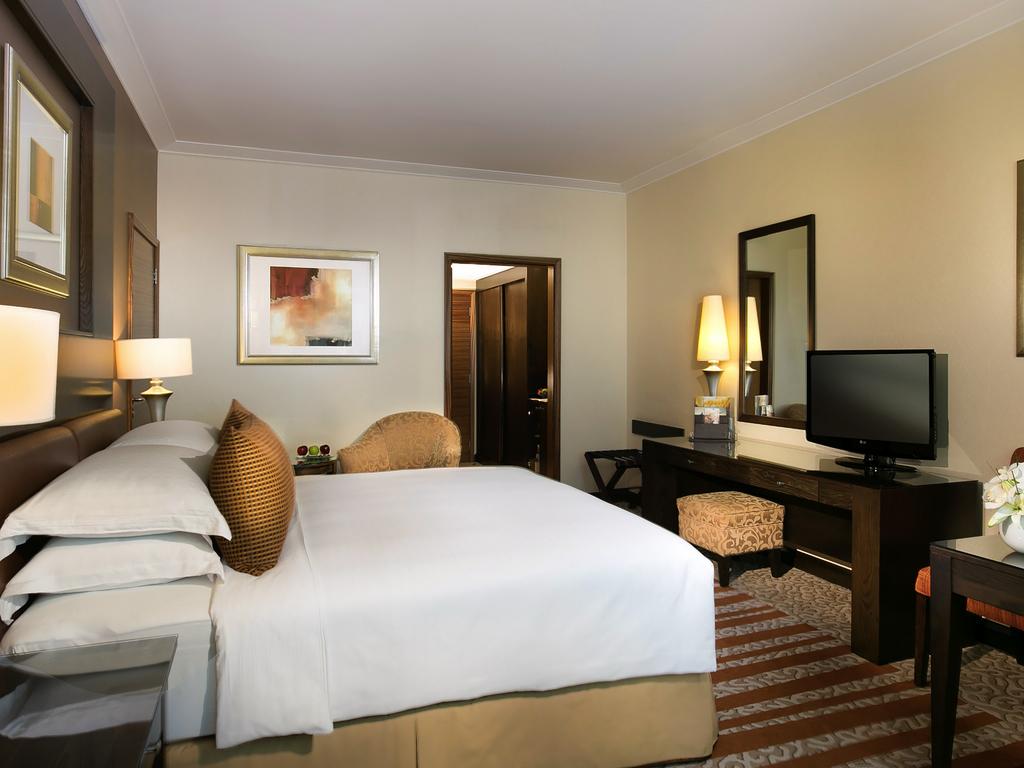Swissotel Al Murooj Dubai King Bedroom