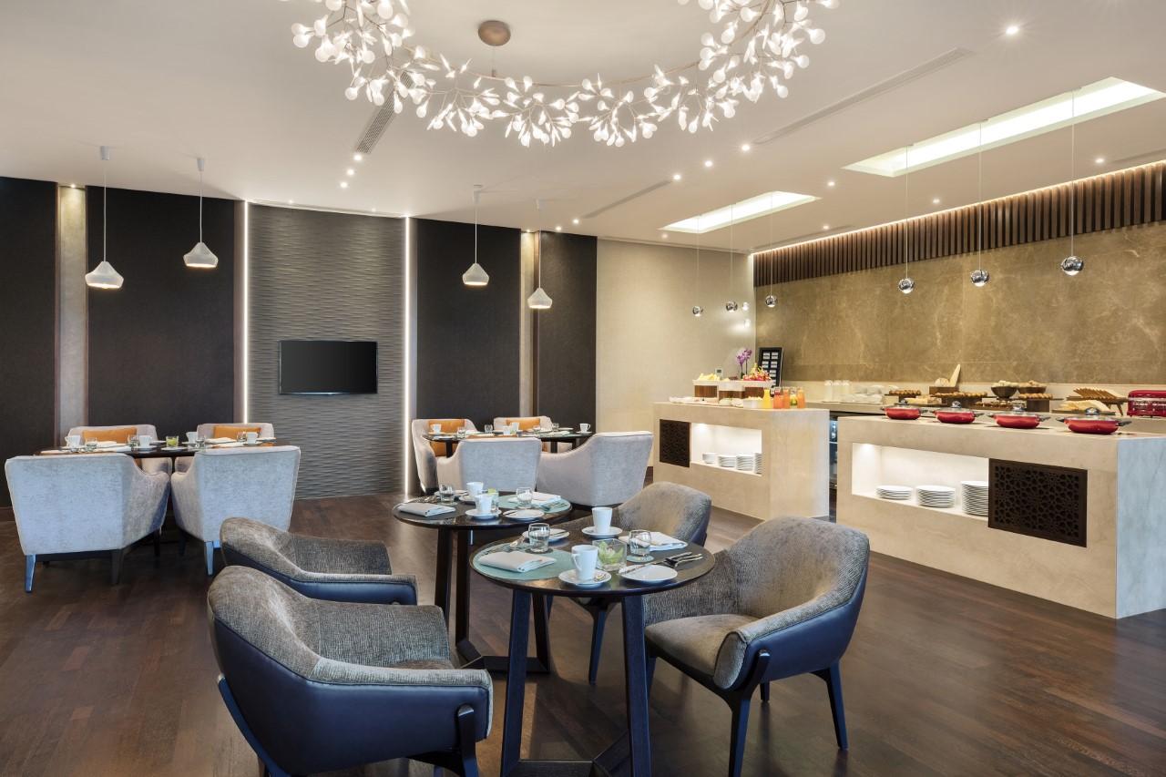 Crowne Plaza Bahrain, an IHG Hotel Executive Club Lounge Dining Tables