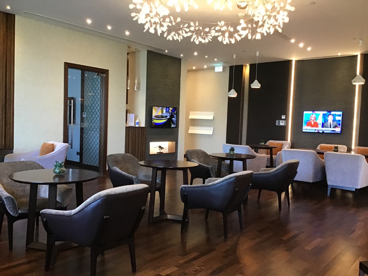 Crowne Plaza Bahrain, an IHG Hotel Executive Club Lounge Tables