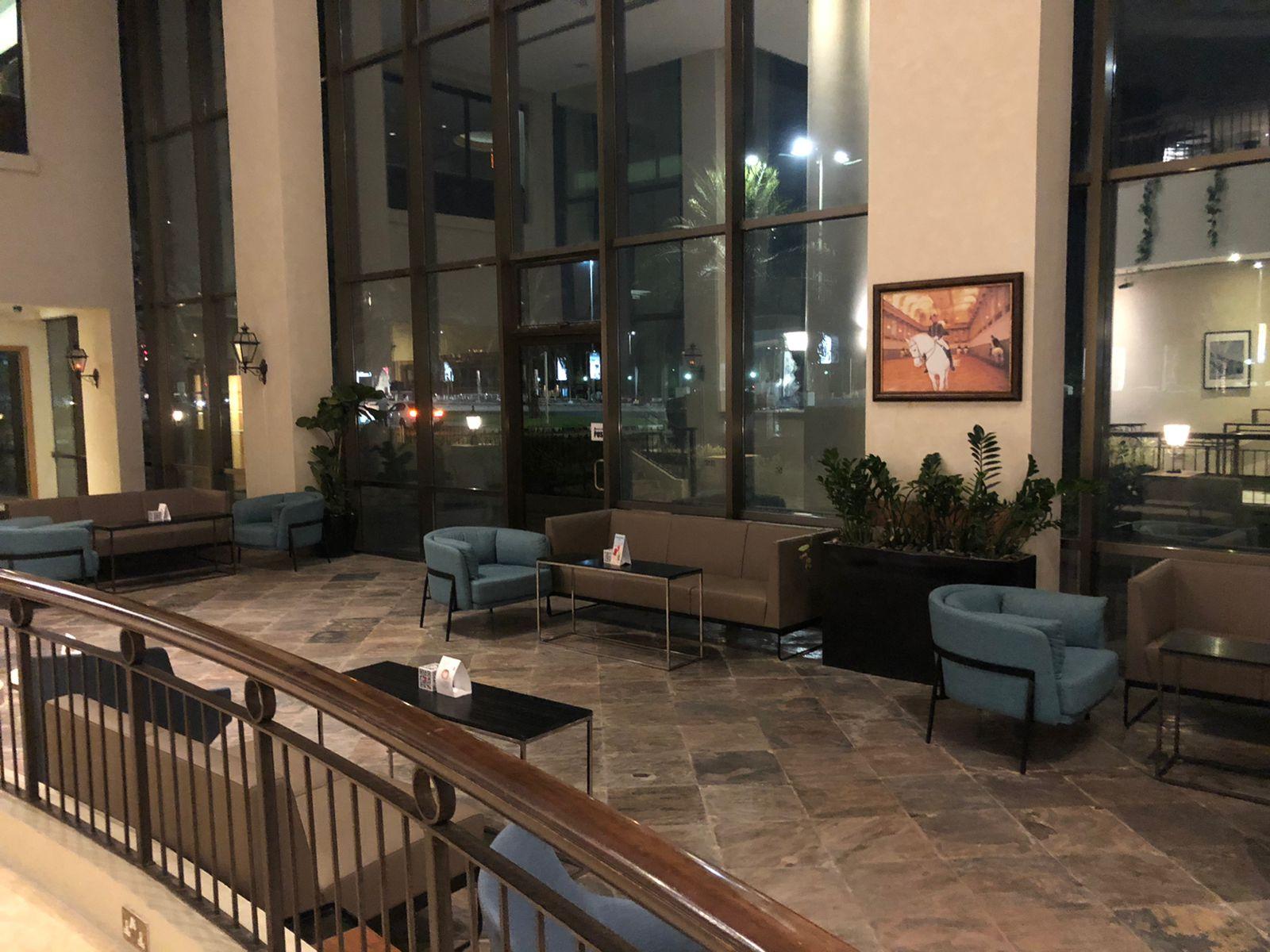 Radisson Blu Hotel & Resort, Abu Dhabi Corniche Executive Club Lounge Tables