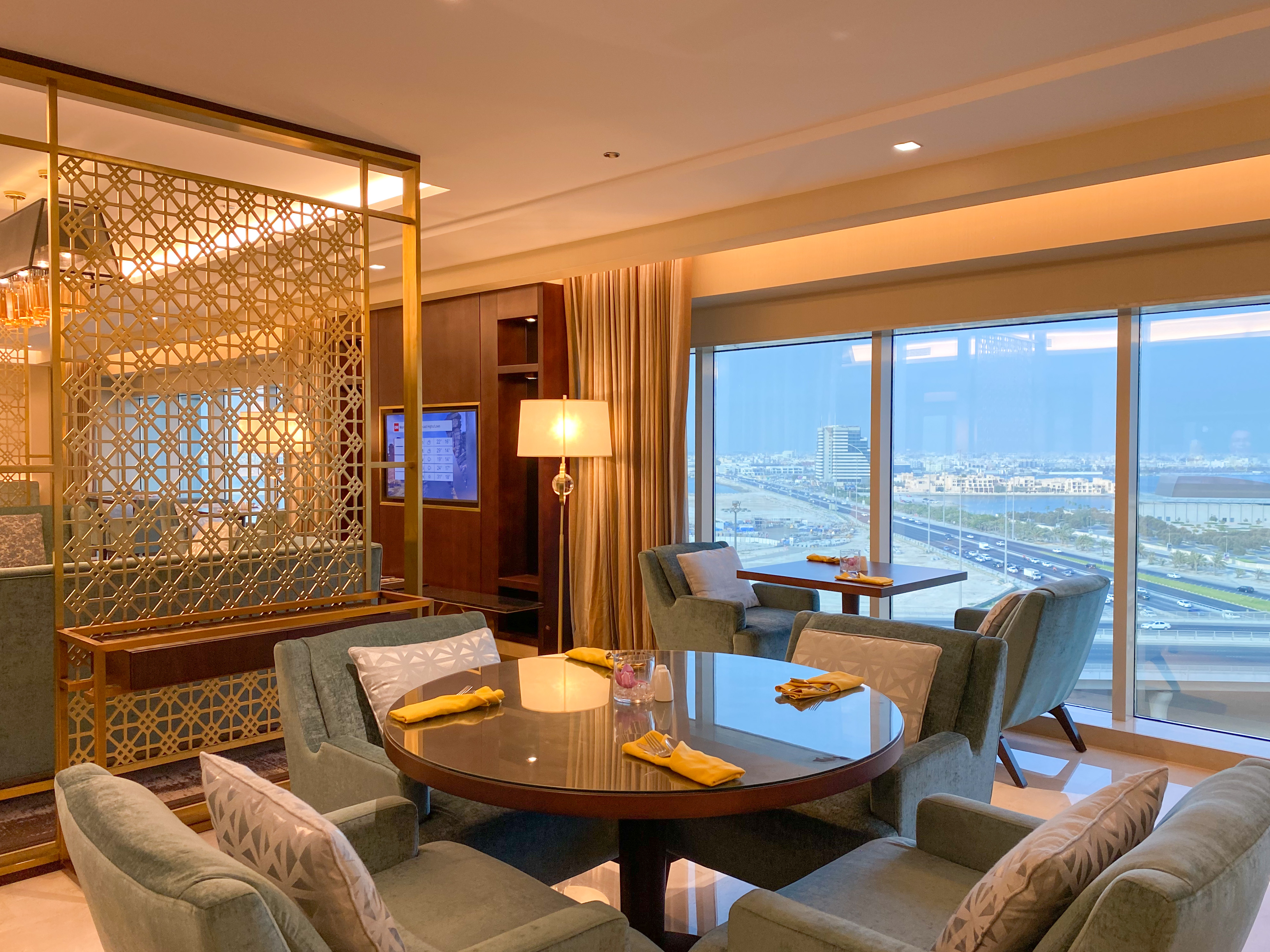 Diplomat Radisson Blu Hotel, Residence & Spa, Manama Club Lounge Dining Tables