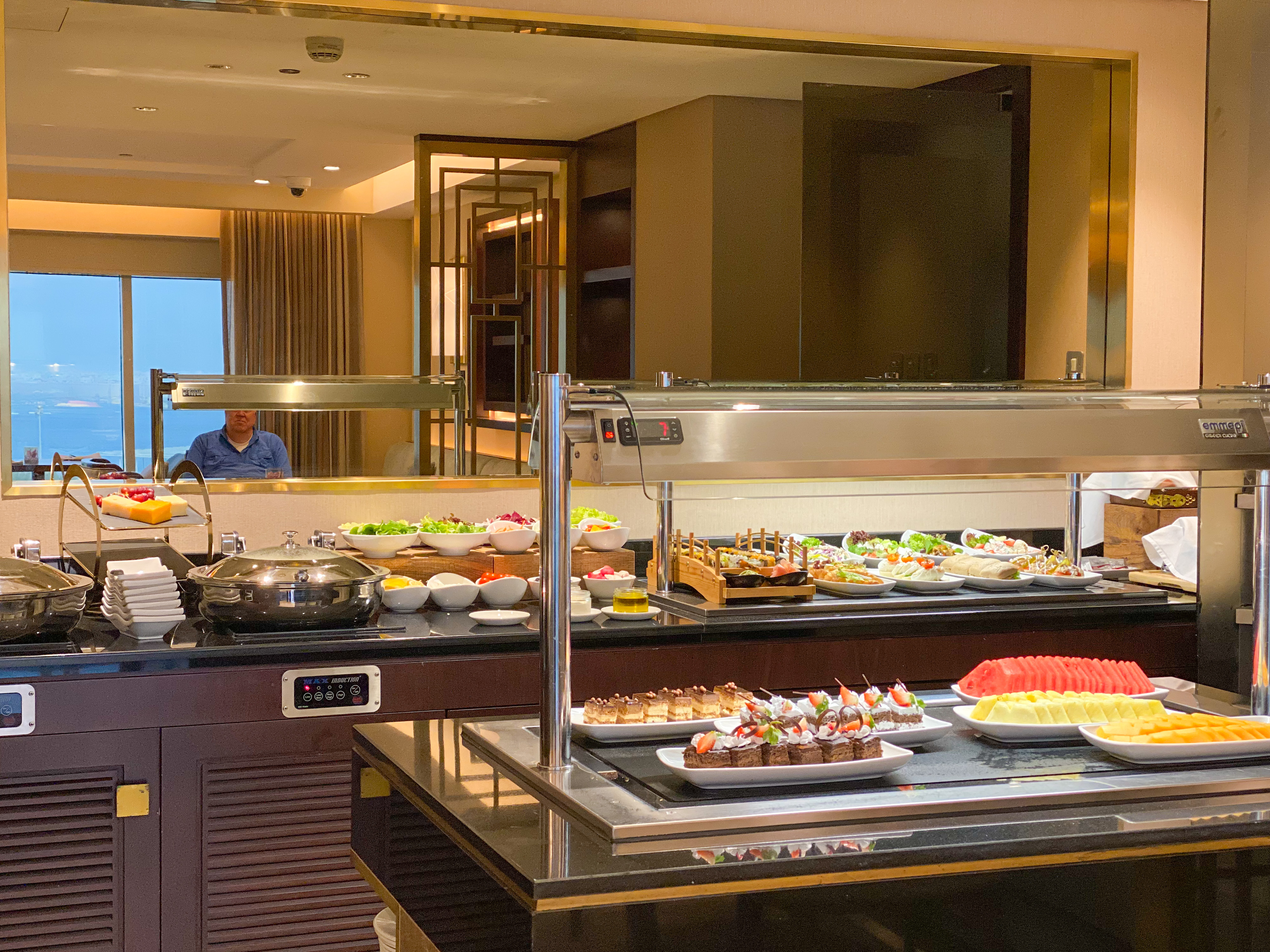 Diplomat Radisson Blu Hotel, Residence & Spa, Manama Club Lounge Food Offerings