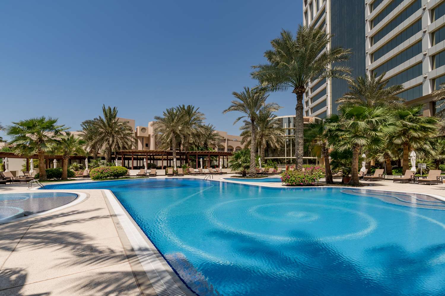 Diplomat Radisson Blu Hotel, Residence & Spa, Manama Swimming Pool