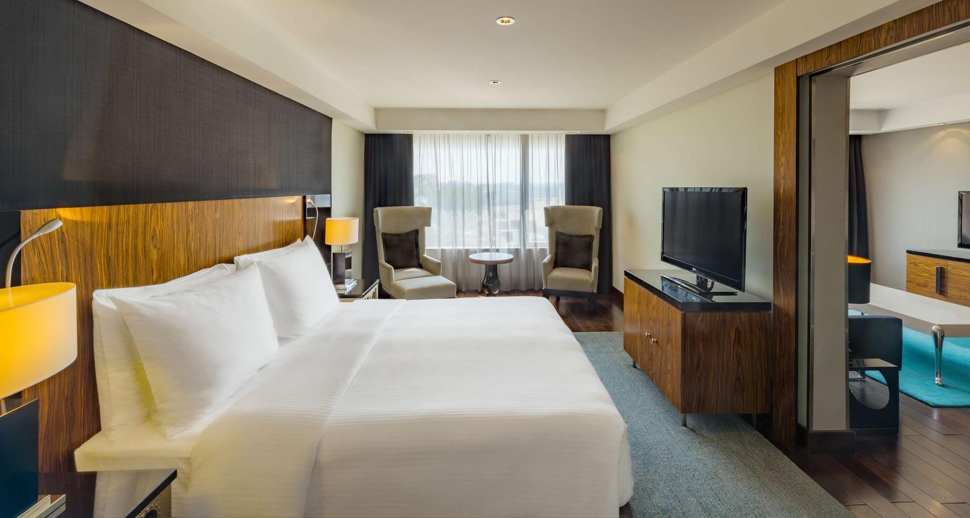 Radisson Blu Hotel Kuwait King Bedroom