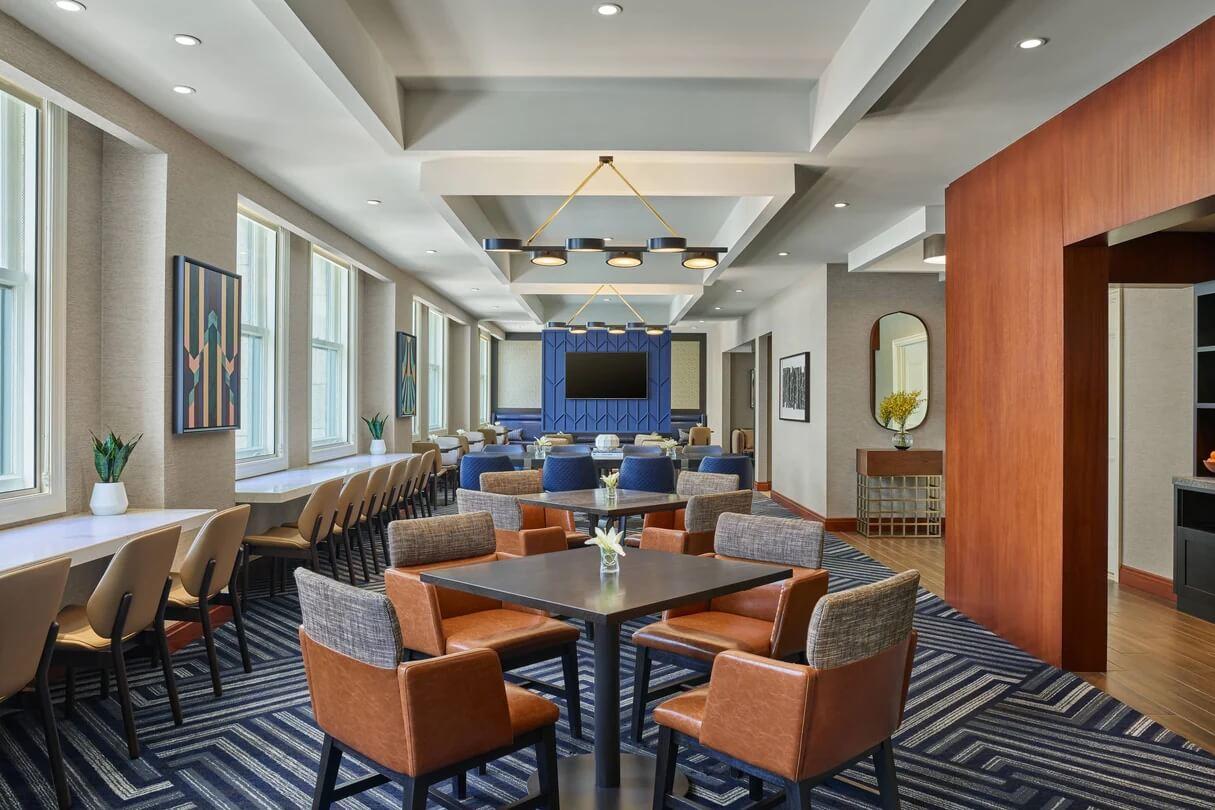 JW Marriott Chicago Executive Club Lounge Dining Tables