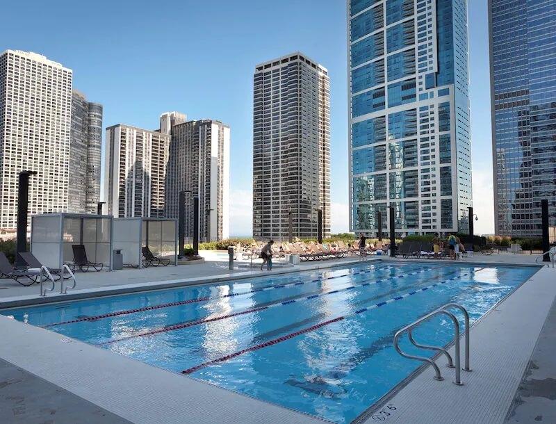 Radisson Blu Aqua Hotel, Chicago Rooftop Swimming Pool