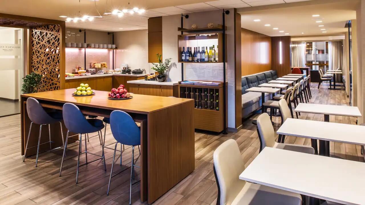 Hyatt Regency Chicago Executive Club Lounge Food Area