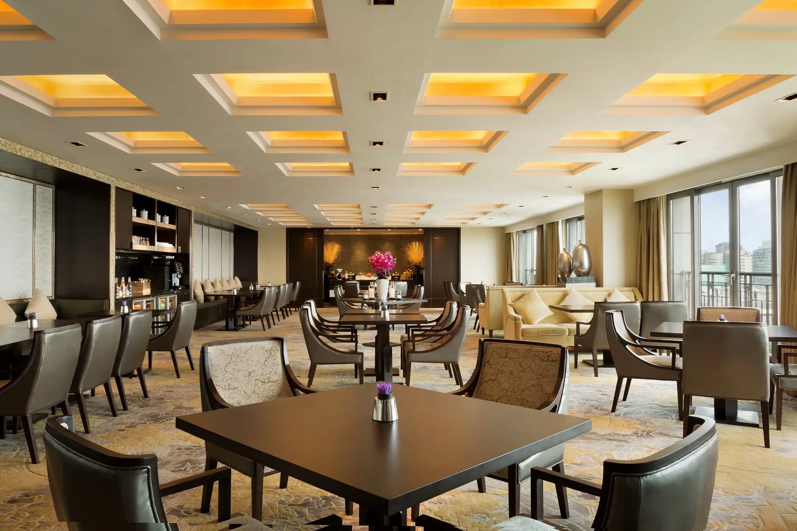 Midtown Shangri-La, Hangzhou Executive Club Lounge Dining Tables