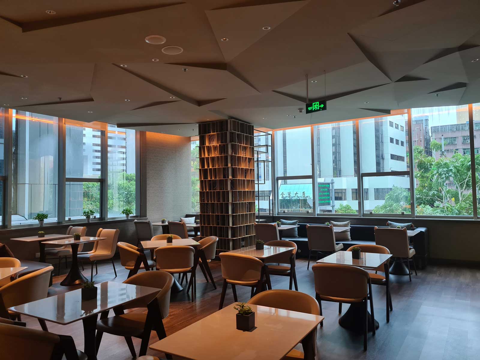 Renaissance Shenzhen Luohu Hotel Executive Club Lounge Table Seating