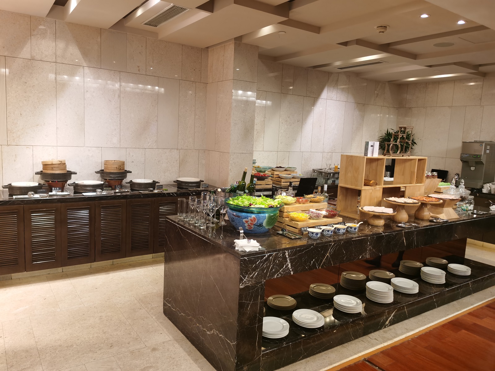 Sheraton Grand Hangzhou Wetland Park Resort Executive Club Food Table