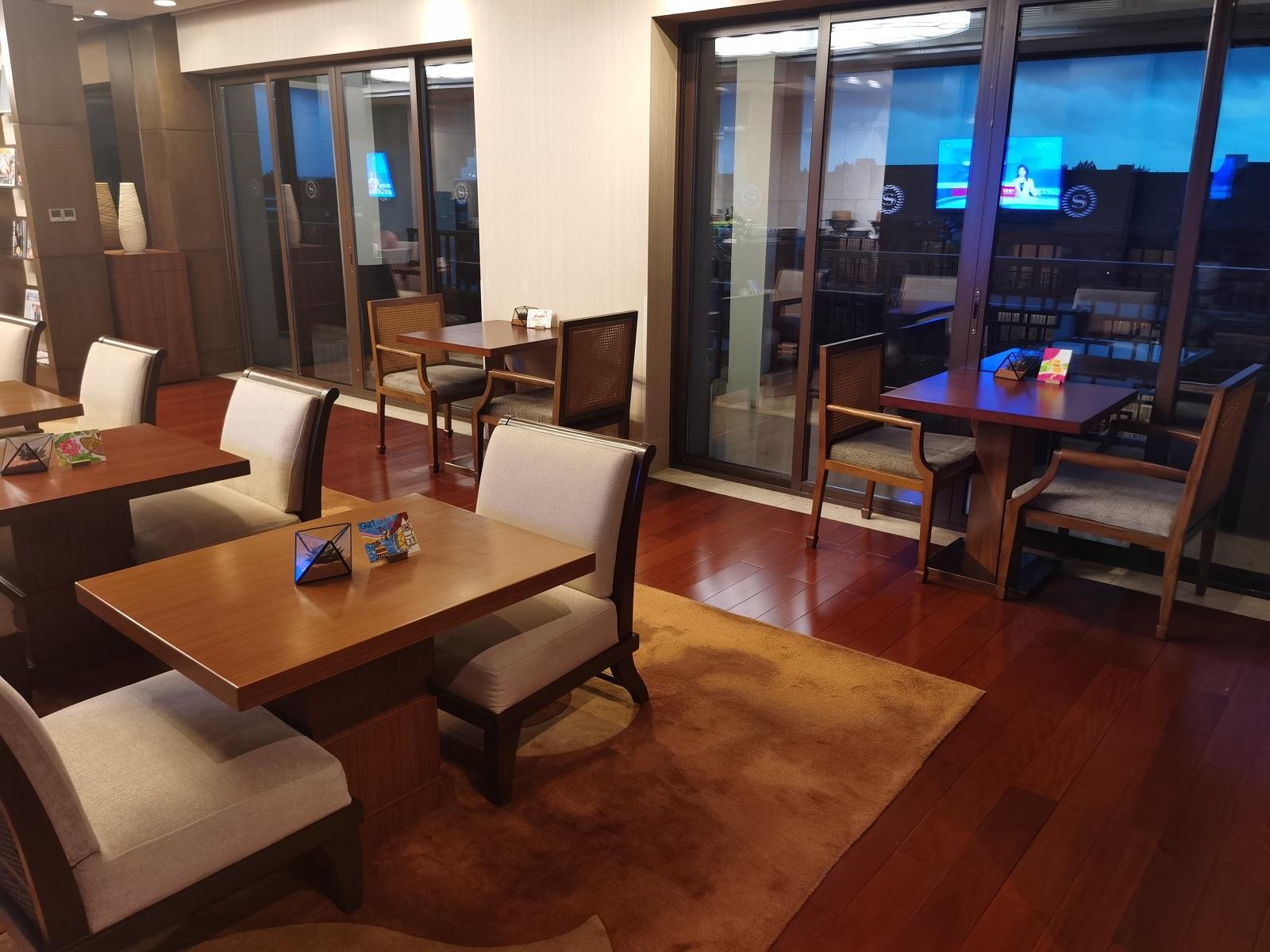 Sheraton Grand Hangzhou Wetland Park Resort Executive Club Lounge Table Seating