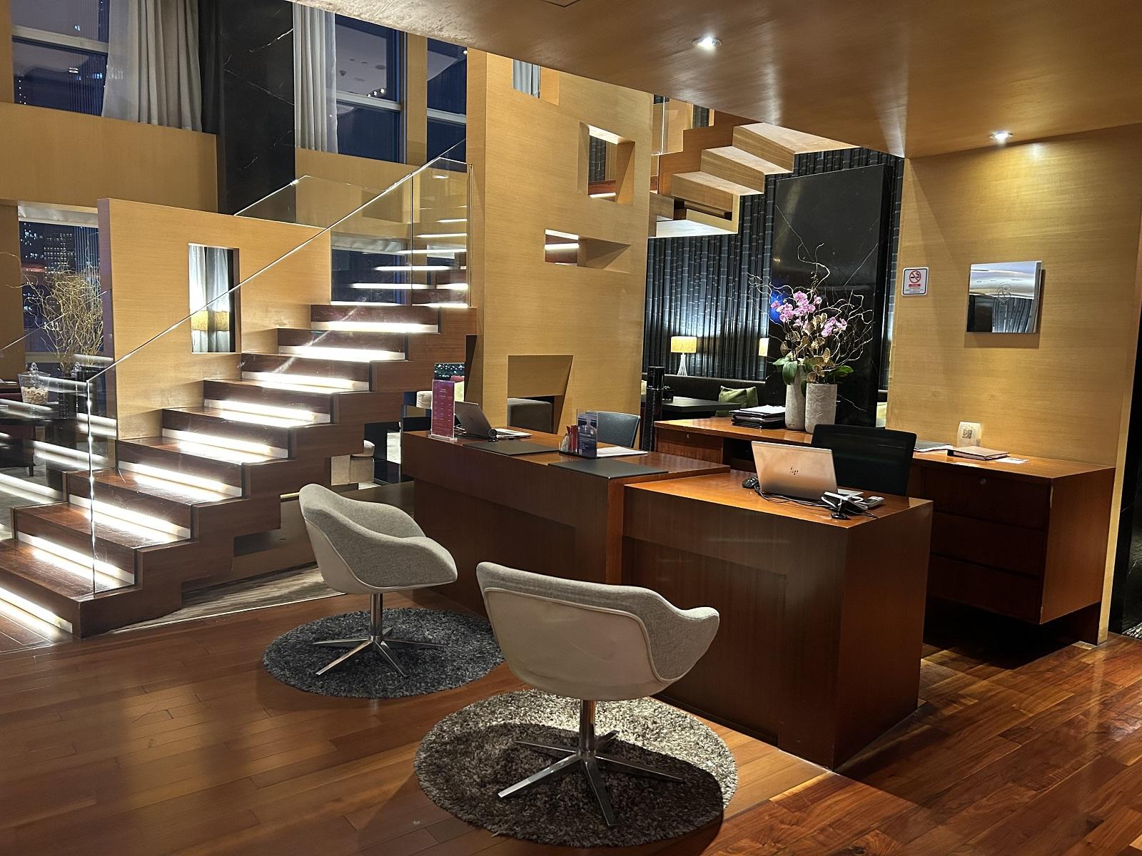 Grand Hyatt Guangzhou Executive Club Lounge Front Desk