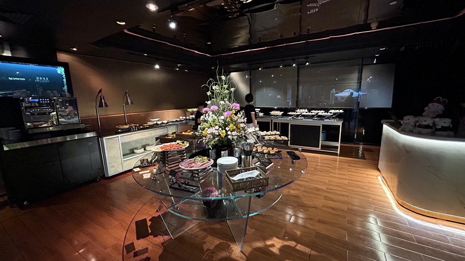 LN Garden Hotel Executive Club Lounge Food Area