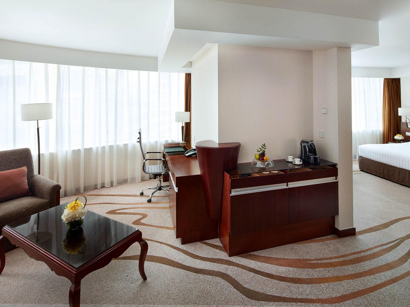 Pullman Shanghai Skyway Hotel Suite