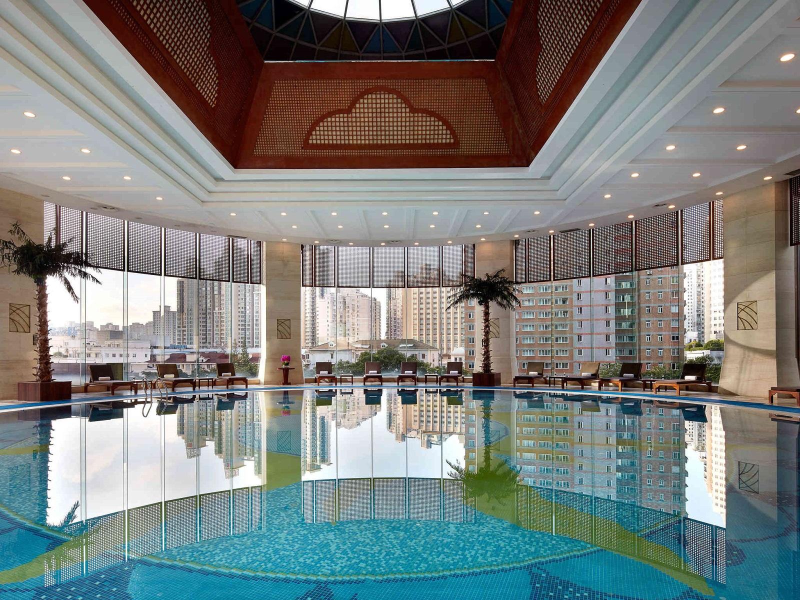 Pullman Shanghai Skyway Hotel Swimming Pool