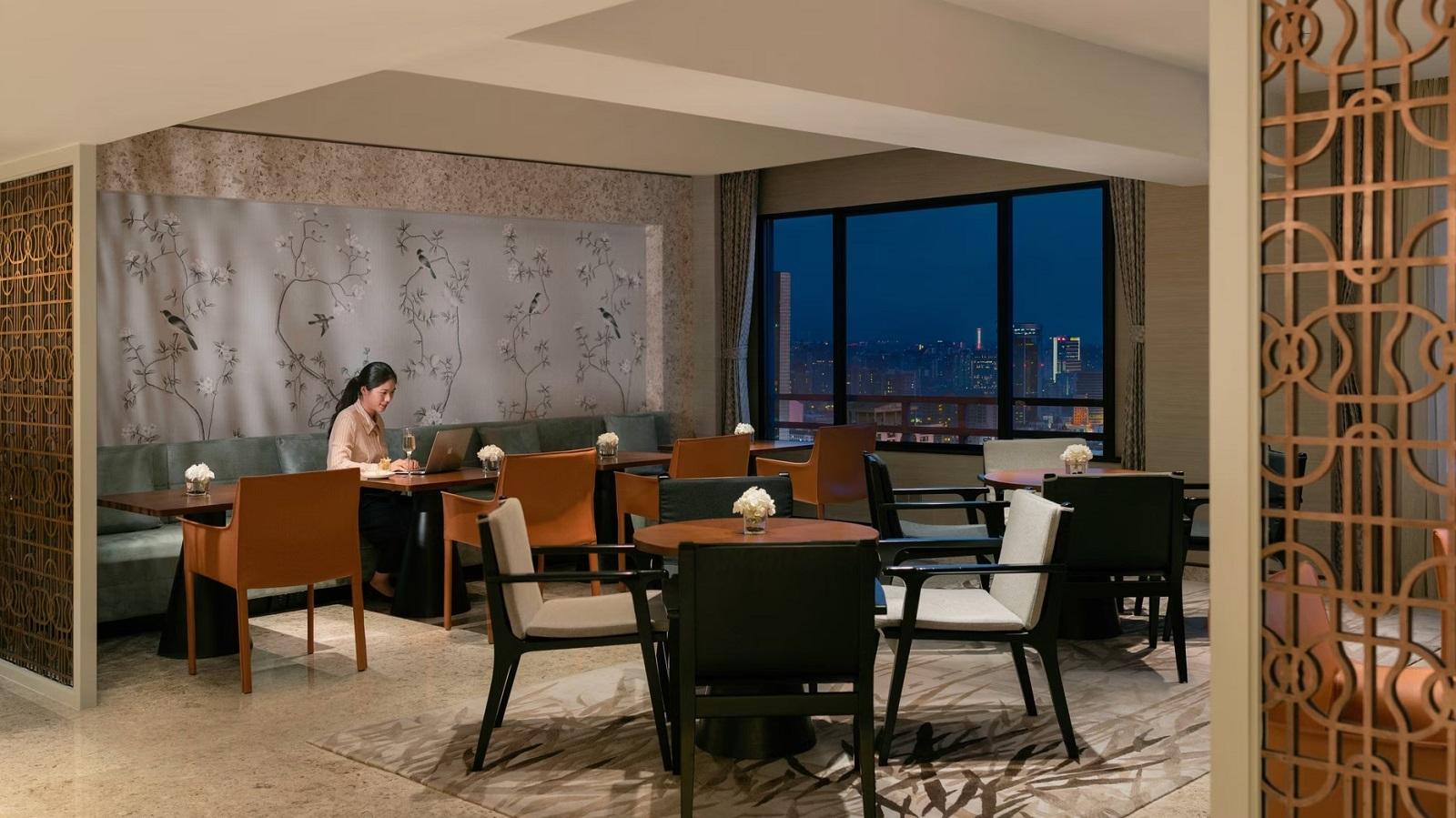 The Portman Ritz-Carlton, Shanghai Executive Club Lounge Overview