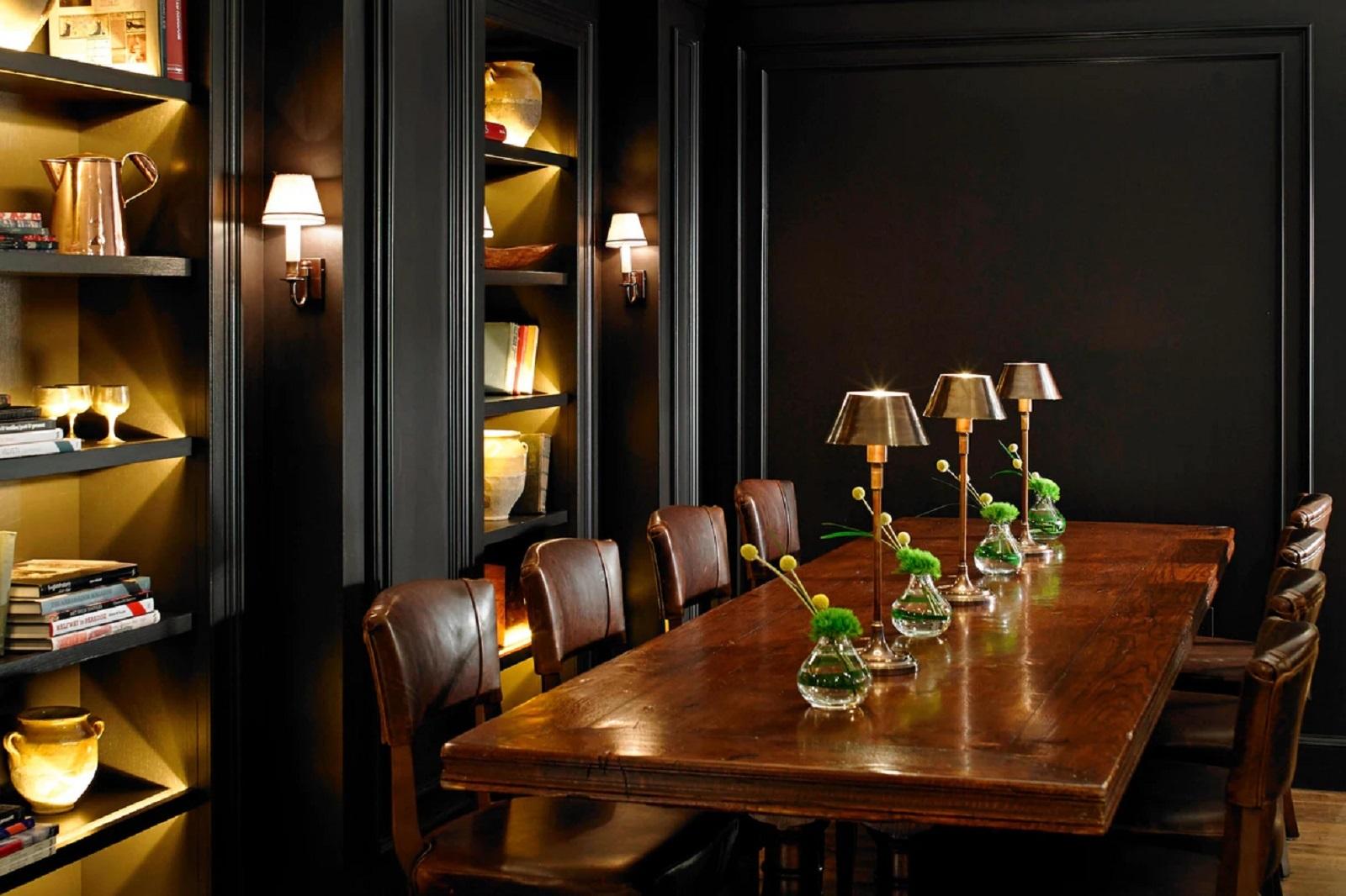London Marriott Hotel Park Lane Executive Club Lounge Table