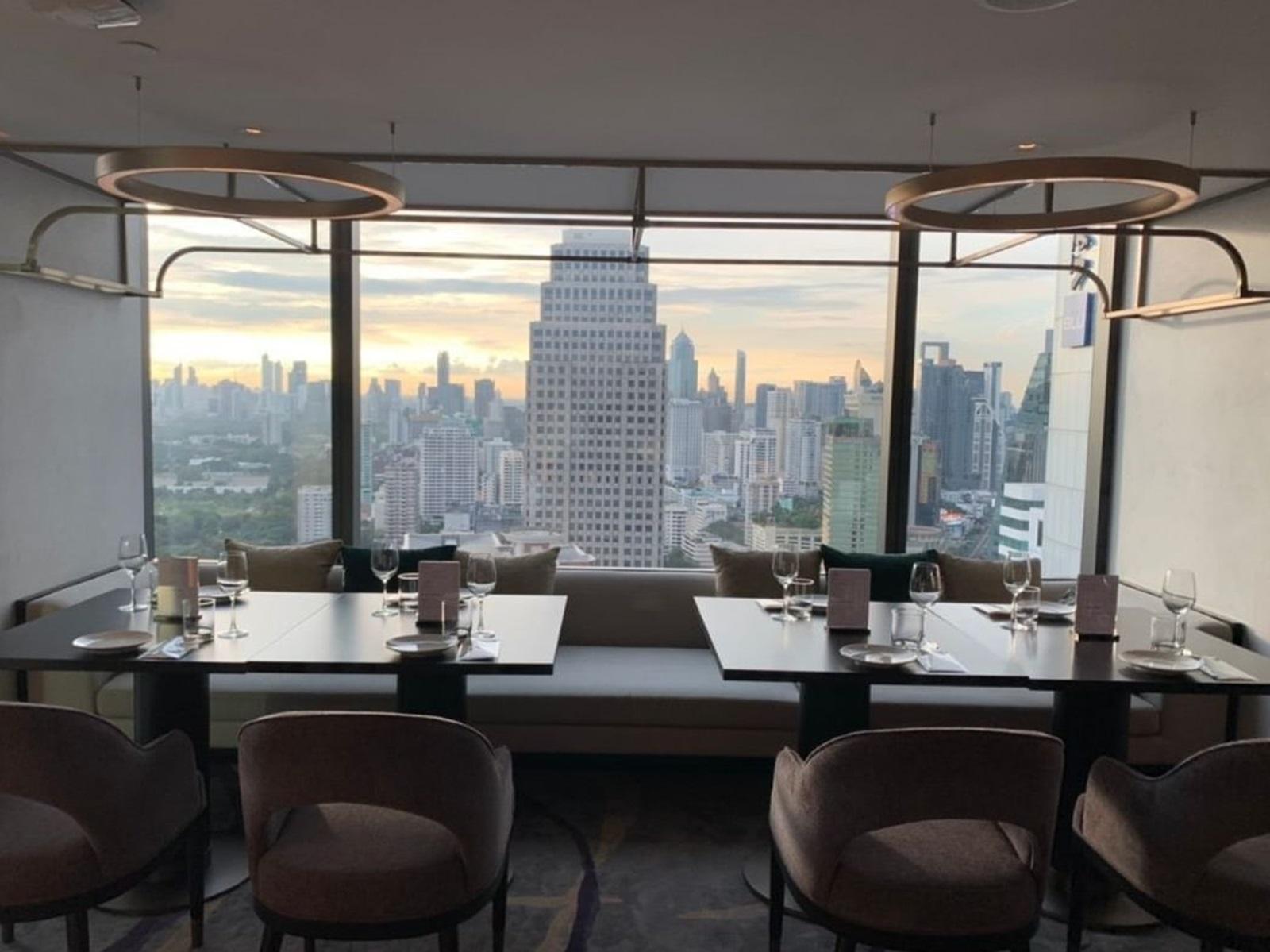 Carlton Hotel Bangkok Sukhumvit Executive Club Lounge Table