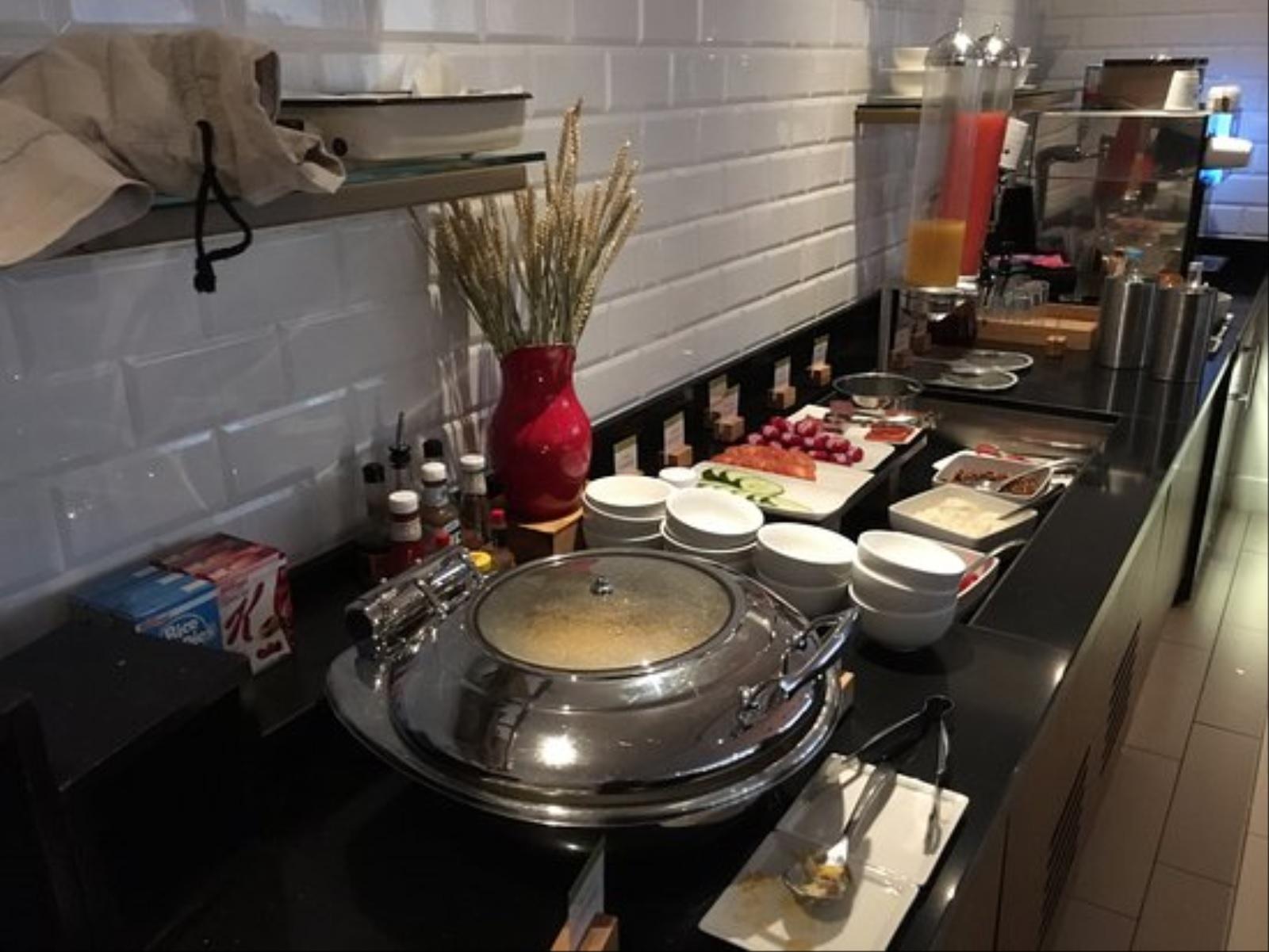 DoubleTree by Hilton Hotel London - Tower of London Executive Club Lounge Buffet