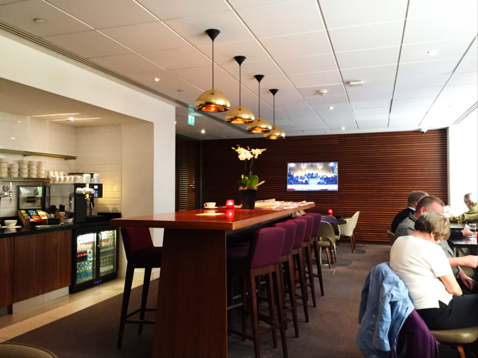 DoubleTree by Hilton Hotel London - Tower of London Executive Club Lounge Middle Table