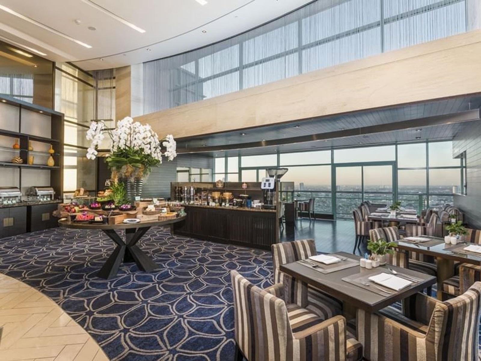 Chatrium Hotel Riverside Bangkok Executive Club Lounge Tables