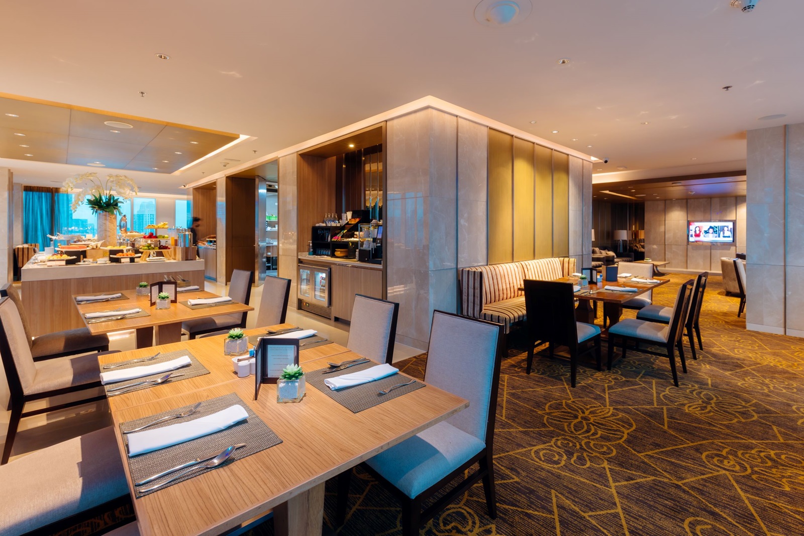 Eastin Grand Hotel Sathorn Executive Club Lounge Dining Tables