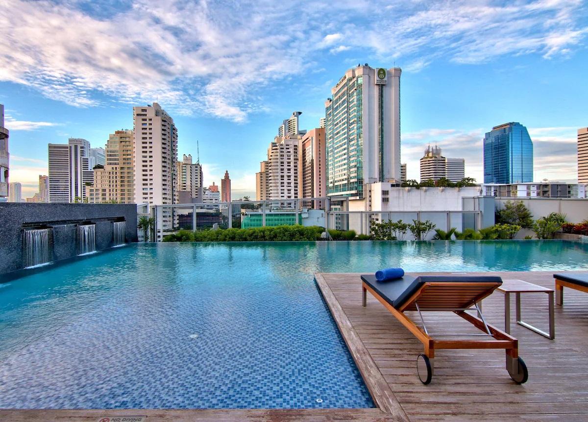 Radisson Blu Plaza Bangkok Swimming Pool