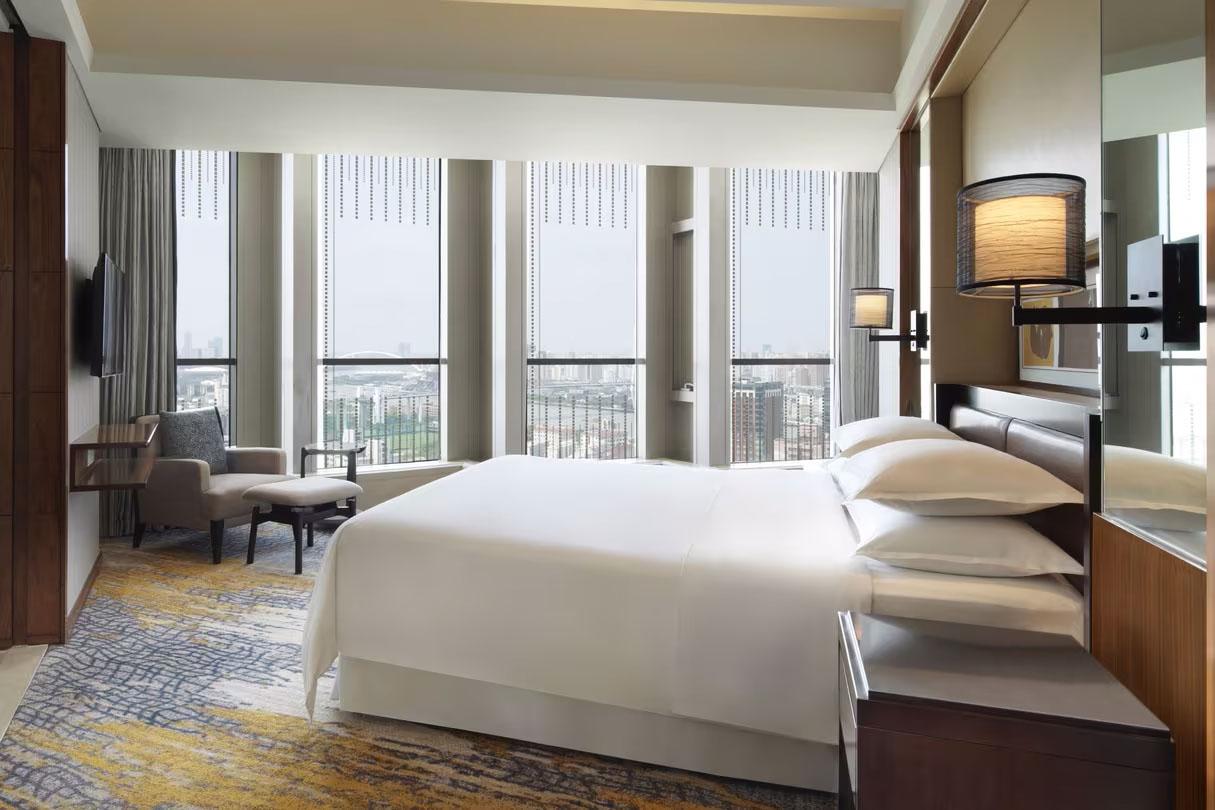 Sheraton Grand Shanghai Pudong Hotel Suite Bedroom