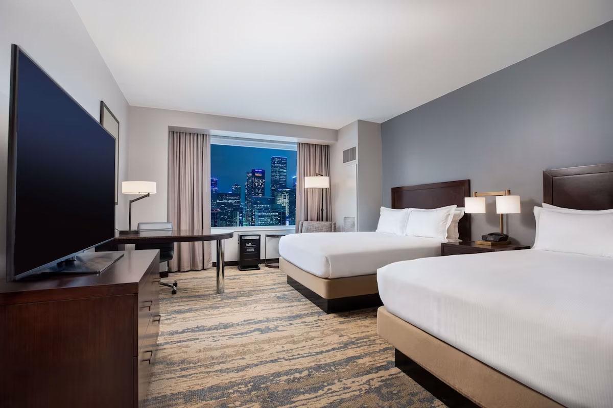 Hilton Americas-Houston Twin Bedroom