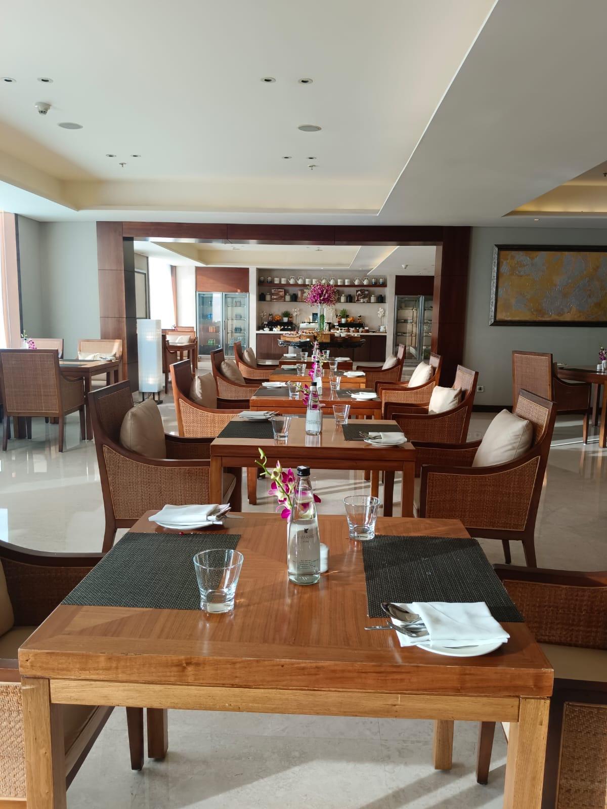 JW Marriott Hotel Pune Executive Club Lounge Table Seating
