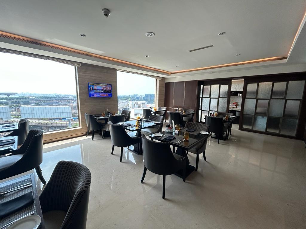 JW Marriott Mumbai Sahar Executive Club Lounge Dining Area