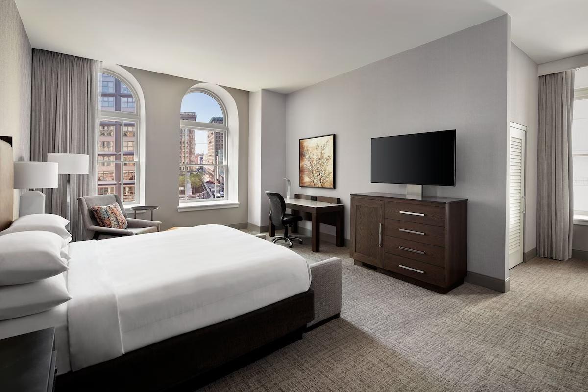 Philadelphia Marriott Downtown King Bedroom